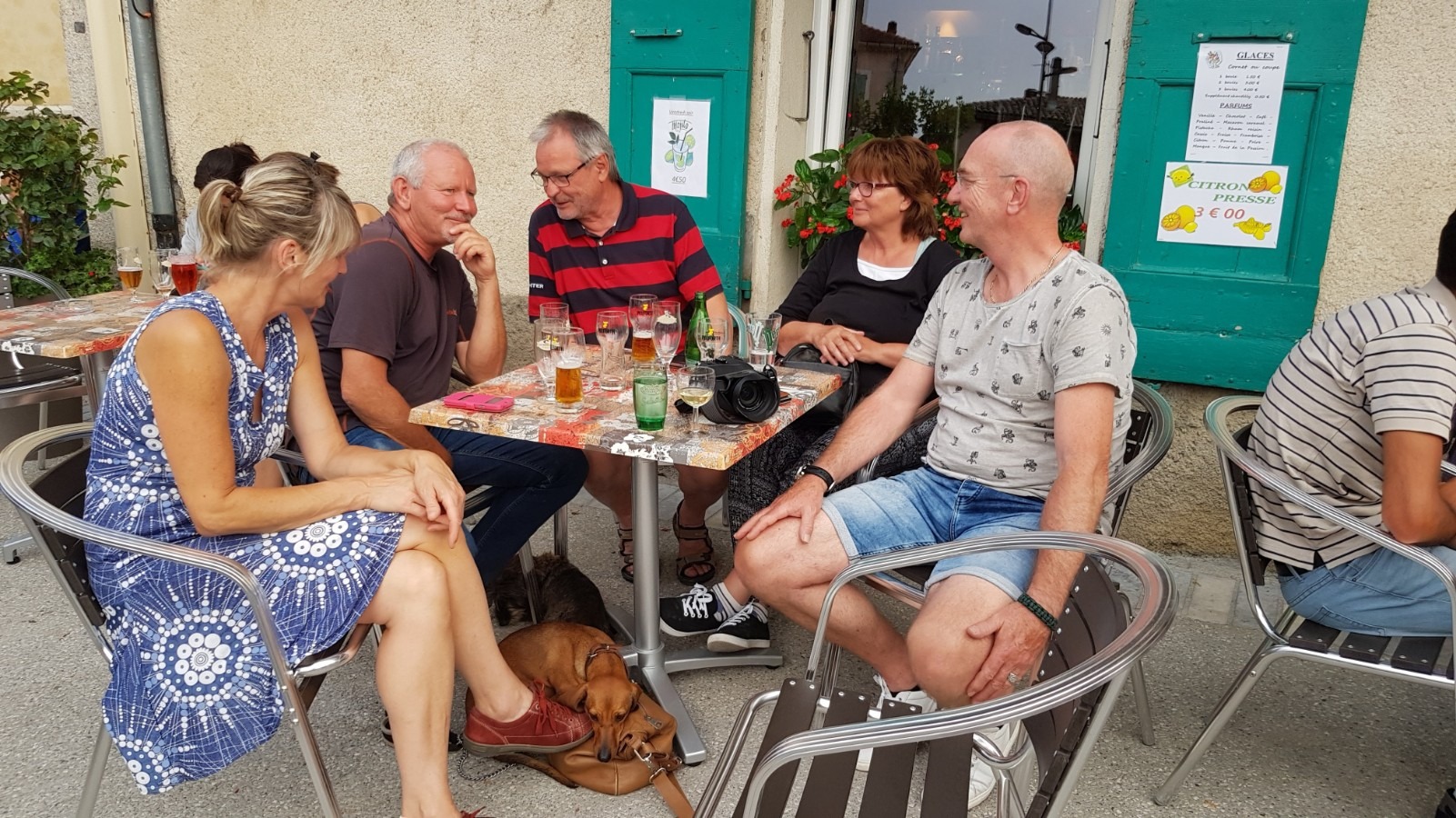 Terrasje pikken in de buurt van BnB Gites Les Glycines Haute Provence