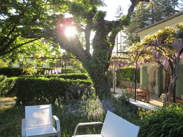 Tuin bij chambres d hotes / appartementen Les Glycines Haute Provence bij Sisteron