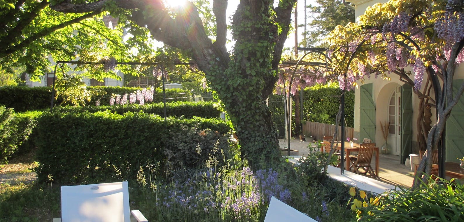 Tuin chambre d hote en gites met zwembad bij Nederlanders Haute Provence, Zuid Frankrijk