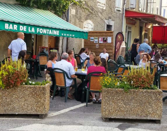 Terrasje pikken in Ribiers, Bar de la Fontaine; 6 minuten vanaf BnB en Gites Les Glycines