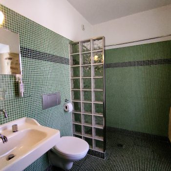 Salle de bains avec douche italienne, wc, lavabo, Gite La Baume