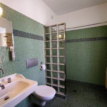 Salle de bains avec douche italienne, wc, lavabo, Gite La Baume